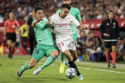 Reguilón (d) durante un partido con el Sevilla ante el Madrid.-EUROPA PRESS