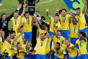 Jugadores de Brasil celebran con el trofeo de la Copa América de Fútbol 2019.-EFE