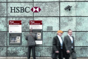 Cajeros automáticos de una sucursal del HSBC en la ciudad de Londres.-REUTERS / STEFAN WERMUTH