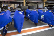 El box de Yamaha en Cheste, con las motos de Valentino Rossi y Jorge Lorenzo.-MIRCO LAZZARI