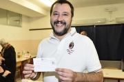 Matteo Salvini, líder de la Liga Norte, sonríe en su colegio electoral, en Milán, el 22 de octubre.-EFE