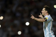 Leo Messi celebra su gol 500 con la selección argentina.-AFP / JUAN MABROMATA