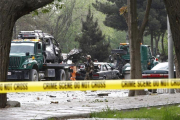 Miembros de las Fuerzas de Seguridad afganas acordonan el lugar donde se ha producido un atentado suicida con bomba al paso de un convoy de la misión de la OTAN en Kabul-EFE / ARCHIVO