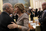 El ex ministro de Educación, José Ignacio Wert, y la cexconsellera de Ensenyament, Irene Rigau, se saludan al inicio de una Conferencia Sectorial en junio del 2014.-JOSÉ LUIS ROCA