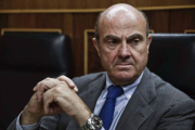 El ministro de Economía, Luis de Guindos, durante el pleno del Congreso de hoy.-Foto: EFE/ EMILIO NARANJO