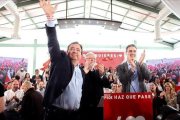 Pedro Sánchez, junto al presidente extremeño Guillermo Fernández Vara y el expresidente Juan Carlos Rodríguez Ibarra, el pasado 24 de abril durante un mitin en Badajoz.-EFE / JERO MORALES