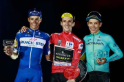 Simon Yates (en el centro), con Enric Mas (izquierda) y Miguel Ángel López, el podio de la Vuelta 2018.-AFP