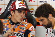 Marc Márquez conversa con un miembro de su equipo en el box de Repsol-Honda, en el circuito de Sepang.-AP / LAI SENG SIN