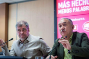 Los secretarios generales de CCOO y UGT, Unai Sordo (i) y Pepe Álvarez (d), en rueda de prensa.-LUCA PIERGIOVANNI (EFE)