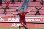 Asier Benito celebra el tanto que a la postre le daría la victoria al Numancia ante el rocoso Lealtad. LUIS ÁNGEL TEJEDOR