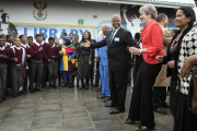 Theresa May, durante su visia a una escuela de Ciudad del Cabo, donde se ha arrancado a bailar. /-AP