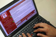 Un programador muestra un ejemplo de ataque ransomware.-RITCHIE B. TONGO (EFE)