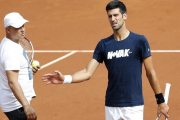 Djokovic, con su entrenador Marian Vajda, en Barcelona.-/ EFE / ANDREU DALMAU