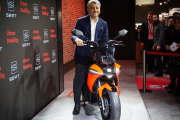 Luca de Meo con la nueva Seat e-Scooter.-EUROPA PRESS