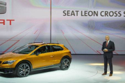 El CEO de Seat, Juergen Stackmann, presenta el nuevo modelo de la factoría, el Leon Cross Sport.-AFP / ODD ANDERSEN