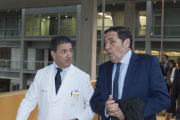 El consejero de Sanidad, Antonio María Sáez, acompañado por el gerente del HUBU, Migue Ángel Ortiz de Valdivielso, antes de las II Jornadas de Gestión Sanitaria 'Comprometidos con la sostenibilidad, los pacientes y la sociedad'.-ICAL