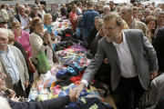 El líder del PP, Mariano Rajoy, durante un paseo electoral este lunes en Santa Comba (A Coruña), en apoyo de la candidatura de Alberto Nuñez Feijóo.-EFE/Lavandeira jr