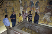 El egiptólogo británico Nicholas Reeves (segundo por la izquierda) habla con el ministro egipcio de Antigüedades, Mamduh al Damati (de amarillo), en la sala de la sepultura del rey Tutankamón, en Luxor, este lunes.-EFE / STRINGER