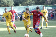 Alain Oyarzun conduce el balón durante uno de los partidos de pretemporada del Numancia.-LUIS ÁNGEL TEJEDOR