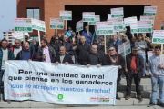 Concentración de UCCL a finales de abril a las puertas de la Delegación Territorial de la Junta en Burgos.-R.G.O.