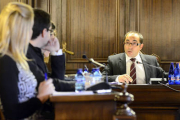 El Pleno de ayer fue un diálogo entre los concejales Adolfo Sainz (PP) y Luis Rey (PSOE). /ÁLVARO MARTÍNEZ-