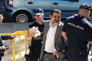 Jordi Cuixart y Jordi Sànchez salen del Tribunal Supremo tras prestar declaración, este viernes.-JUAN MANUEL PRATS