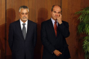 José Antonio Griñán (izquierda), junto al también expresidente andaluz Manuel Chaves, ambos implicados en el caso de los ERE, en septiembre del 2013, en Sevilla.-Foto:   REUTERS / MARCELO DEL POZO