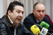 El secretario general de UPL, Eduardo López Sendino (D) y el procurador autonómico Luis Mariano Santos (I), exponen la postura de UPL en relación al Pleno de las Cortes que se celebra el miércoles en León-ICAL