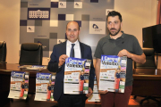 El alcalde de Ágreda Jesús Manuel Alonso y el ex entrenador y ex jugador Alonso Flores en la presentación.-Valentín Guisande