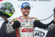 Cal Crutchlow, en lo alto del podio del trazado de Brno.-EFE / FILIP SINGER