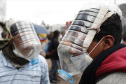 Manifestantes se protegen con máscaras antigases artesanales en Ecuador.-EFE