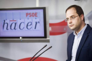 El secretario de organización del PSOE, César Luena, este miércoles tras anunciar la destitución de Tomás Gómez.-Foto:   EFE / LUCA PIERGIOVANNI