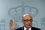 Cristóbal Montoro, tras el Consejo de Ministros del pasado viernes.-DAVID CASTRO