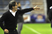 Anquela da indicaciones desde la banda.-Diego Mayor