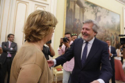 El ministro de Educación Méndez de Vigo saluda a la 'consellera' Rigau en la Conferencia Sectorial de Educación, en una foto de archivo.-AGUSTÍN CATALÁN