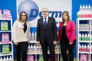 Julio, Raquel y Sarai Molina(derecha) padre e hijas gerentes de la empresa Dermo.-NURIA PUENTES