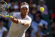 Nadal golpea un revés ante Del Potro en Wimbledon.-AFP / GLYN KIRK