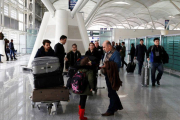 Fuad Sharef Suleman y su familia tras regresar a Irak al no poder viajar a EEUU.-AHMED SAAD / REUTERS