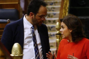 Antonio Hernando y Soraya Sáenz de Santamaría, el pasado miércoles en el Congreso.-AGUSTÍN CATALÁN