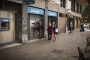 Oficinas de Banc Sabadell y CaixaBank.-CARLOS MONTANYES