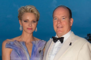 Alberto de Mónaco y su esposa, la princesa Charlène, posan en la 68º edición del baile de la Cruz Roja en Montecarlo.-GTRES