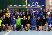 Las jugadoras del equipo soriano junto a las navarras con la que disputaron la final del Torneo de Ágreda. / BALONMANO ÁGREDA-