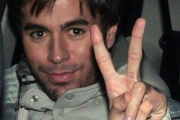 Enrique Iglesias ha colgado una foto mostrando cómo le ha quedado la mano tras la cirugía reconstructiva.-Foto: INSTAGRAM