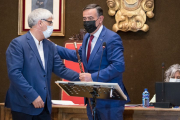 Antonio Pardo recibiendo la felicitación de Luis Cuesta.-GONZALO MONTESEGURO