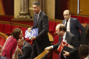 Xavier García Albiol, en el centro, este martes en el Parlament.-JULIO CARBÓ