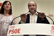 La presidenta balear, Francina Armengol, y el primer secretario del PSC, Miquel Iceta, en Palma.-EFE / ATIENZA