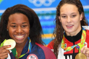 Simone Manuel junto a la canadiense Penny Oleksiak, con la que compartieron el oro en 100 metros libres.-EFE / DEAN LEWINS