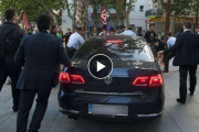 Manifestantes lanzan objetos y golpean con un palo el coche oficial de Montoro en un acto en Vilanova. /-YOUTUBE
