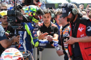Valentino Rossi y Marc Márquez se dan la mano en Montmeló.-MARCO GUIDETTI