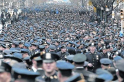 Sobrecogidos 8 Una multitud de policías llenar la calle 65 de Nueva York en el funeral de Wenjian Liu, uno de los agentes asesinados.-Foto:  REUTERS / MIKE SEGAR